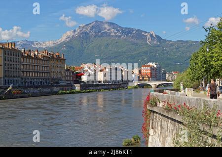 GRENOBLE, FRANKREICH, 10. Mai 2022 : Ufer des Flusses Isere. Grenoble wurde 2022 mit der Europäischen Grünen Hauptstadt ausgezeichnet, was eine Pionierleistung seiner Aktionen für ecol darstellt Stockfoto