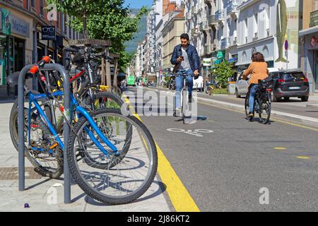 GRENOBLE, FRANKREICH, 10. Mai 2022 : Fahrradautobahn in der Stadt. Grenoble wurde 2022 als Grüne Hauptstadt Europas ausgezeichnet und entwickelt das Radverkehrsnetz mit 25 km Stockfoto