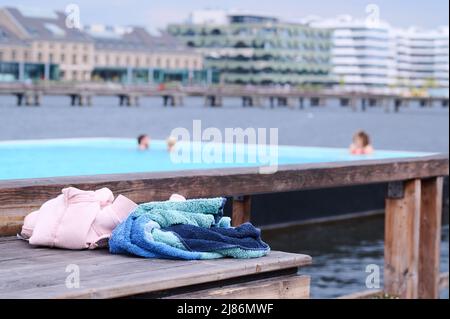 Berlin, Deutschland. 13.. Mai 2022. Im Badeschiff schwimmen die Menschen im Pool. Die Badesaison beginnt heute in Berlin. Quelle: Annette Riedl/dpa/Alamy Live News Stockfoto