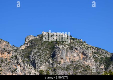 Eze Village Blick von Eze-Sur-Mer, Südfrankreich Stockfoto