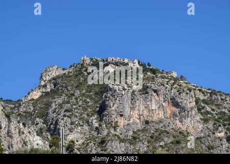 Eze Village Blick von Eze-Sur-Mer, Südfrankreich Stockfoto