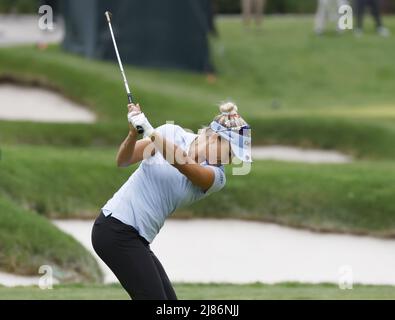 Clifton, USA. 13.. Mai 2022. Lexi Thompson trifft am Freitag, den 13. Mai 2022, in der zweiten Runde des LPGA Cognizant Founders Cup im Upper Montclair Country Club in Clifton, NJ, ihren 3.-Schuss auf das 9.-Loch. Foto von John Angelillo/UPI Credit: UPI/Alamy Live News Stockfoto