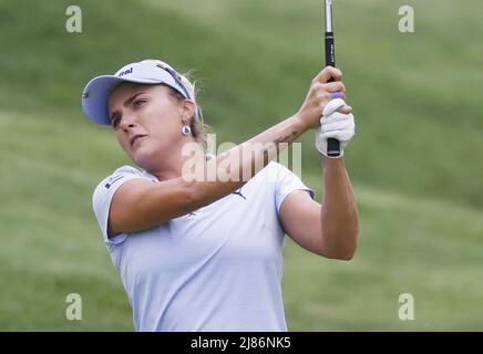 Clifton, USA. 13.. Mai 2022. Lexi Thompson trifft ihre 2. auf dem 9.-Loch in der zweiten Runde des LPGA Cognizant Founders Cup im Upper Montclair Country Club in Clifton, NJ, am Freitag, 13. Mai 2022. Foto von John Angelillo/UPI Credit: UPI/Alamy Live News Stockfoto