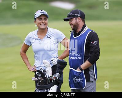 Clifton, USA. 13.. Mai 2022. Lexi Thompson lächelt mit ihrem Caddie auf dem 9.-Loch-Platz in der zweiten Runde des LPGA Cognizant Founders Cup am Freitag, den 13. Mai 2022, im Upper Montclair Country Club in Clifton, NJ. Foto von John Angelillo/UPI Credit: UPI/Alamy Live News Stockfoto