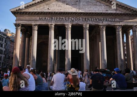 Rom, Italien. 12.. Mai 2022. Touristen versammeln sich im Frühling vor dem römischen Pahnteon. (Foto: Raul Moreno/SOPA Images/Sipa USA) Quelle: SIPA USA/Alamy Live News Stockfoto