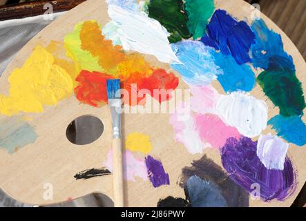 Kunst-Farbpalette mit Pinsel und bunten Ölfarben Stockfoto