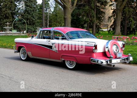 1955 Meteor Rideau Crown Victoria (Kanada) mit Kuhfänger-Option. Stockfoto