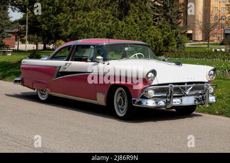 1955 Meteor Rideau Crown Victoria (Kanada) mit Kuhfänger-Option. Stockfoto