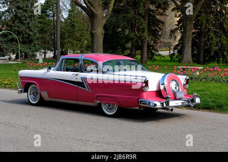 1955 Meteor Rideau Crown Victoria (Kanada) mit Kuhfänger-Option. Stockfoto