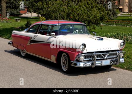 1955 Meteor Rideau Crown Victoria (Kanada) mit Kuhfänger-Option. Stockfoto