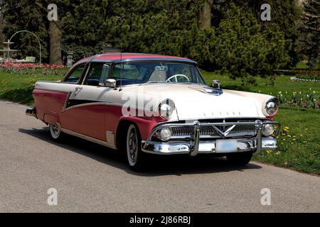 1955 Meteor Rideau Crown Victoria (Kanada) mit Kuhfänger-Option. Stockfoto