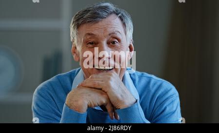 Kaukasischen erfolgreich schockiert überrascht 60s Mann alten Rentner älteren männlichen Geschäftsmann Großvater Blick auf Kamera Gefühl Schock Freude lächeln Stockfoto