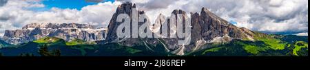 Panoramablick auf die Langkofelgruppe oder Langkofelgruppe in den italienischen Dolomiten von der Seiser Alm in Südtirol, Italien. Stockfoto