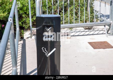 Rauchereimer an einem öffentlichen Ort im Freien Stockfoto