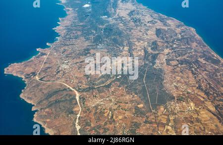 Luftaufnahme über das Dorf Agios Andronikos auf der Karpass-Halbinsel in Zypern. Sie steht de facto unter der Kontrolle Nordzypriens. Stockfoto