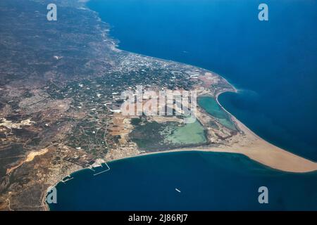 Luftaufnahme über die Halbinsel mit Tasucu Beach in der Provinz Mersin, Türkei. Stockfoto