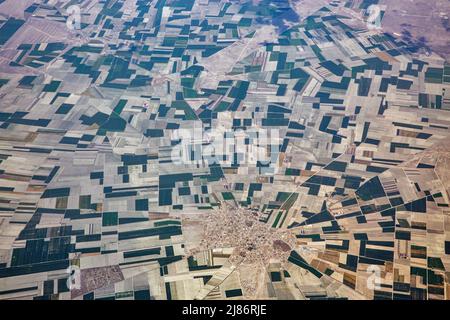 Luftaufnahme über die agrarkulturelle Region mit Feldern in der Zentraltürkei. Stockfoto