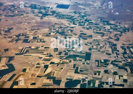 Luftaufnahme über die agrarkulturelle Region mit Feldern in der Zentraltürkei. Stockfoto