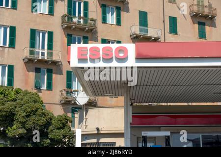 Savona, Italien - 4. Mai 2022: Esso Tankstelle.. Esso ist ein Handelsname für ExxonMobil. Stockfoto