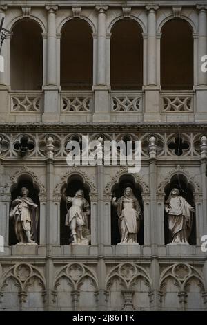 Spanien, Kastilien-La Mancha, Toledo. Kathedrale der Heiligen Maria. Erbaut im gotischen Stil zwischen 1227 und 1493. Detail der Skulpturen über der Tür des Jüngsten Gerichts an der Hauptfassade. Stockfoto