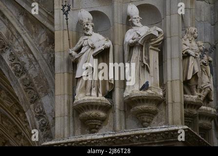 Spanien, Kastilien-La Mancha, Toledo. Kathedrale der Heiligen Maria. Erbaut im gotischen Stil zwischen 1227 und 1493. Skulpturen von Bischöfen und herausragenden Figuren an der Hauptfassade (auf einer Seite der Tür der Vergebung). Stockfoto