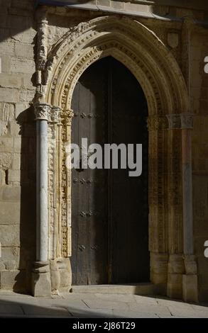 Spanien, Kastilien-La Mancha, Toledo. Kathedrale der Heiligen Maria. Erbaut im gotischen Stil zwischen 1227 und 1493. Mollete Gate oder Lost Child Gate, das Zugang zum Kloster gibt. Das Brot der Armen wurde an diesem Tor verteilt. Stockfoto