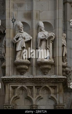 Spanien, Kastilien-La Mancha, Toledo. Kathedrale der Heiligen Maria. Erbaut im gotischen Stil zwischen 1227 und 1493. Skulpturen von Bischöfen und herausragenden Figuren an der Hauptfassade (auf einer Seite der Tür der Vergebung). Stockfoto