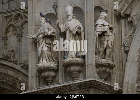 Spanien, Kastilien-La Mancha, Toledo. Kathedrale der Heiligen Maria. Erbaut im gotischen Stil zwischen 1227 und 1493. Skulpturen von Bischöfen und herausragenden Figuren an der Hauptfassade (auf einer Seite der Tür der Vergebung). Stockfoto