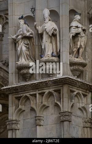 Spanien, Kastilien-La Mancha, Toledo. Kathedrale der Heiligen Maria. Erbaut im gotischen Stil zwischen 1227 und 1493. Skulpturen von Bischöfen und herausragenden Figuren an der Hauptfassade (auf einer Seite der Tür der Vergebung). Stockfoto