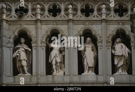 Spanien, Kastilien-La Mancha, Toledo. Kathedrale der Heiligen Maria. Erbaut im gotischen Stil zwischen 1227 und 1493. Detail der Skulpturen über der Tür des Jüngsten Gerichts an der Hauptfassade. Stockfoto