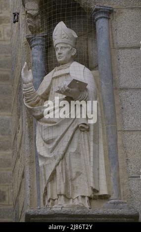 Spanien, Kastilien-La Mancha, Toledo. Kathedrale der Heiligen Maria. Erbaut im gotischen Stil zwischen 1227 und 1493. Skulptur eines Bischofs außerhalb der Mauern der Kathedrale. Stockfoto