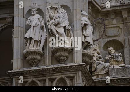 Spanien, Kastilien-La Mancha, Toledo. Kathedrale der Heiligen Maria. Erbaut im gotischen Stil zwischen 1227 und 1493. Skulpturen von Bischöfen und herausragenden Figuren an der Hauptfassade (auf einer Seite der Tür der Vergebung). Stockfoto