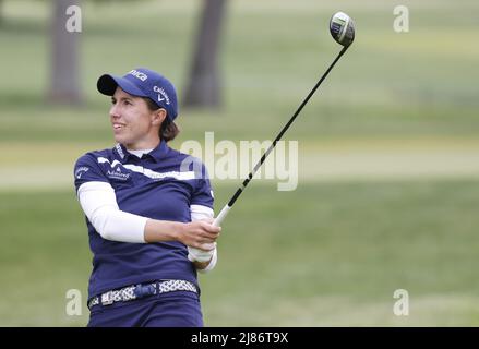 Clifton, USA. 13.. Mai 2022. Carlota Ciganda aus Spanien trifft ihren zweiten Schuss auf das 9.-Loch in der zweiten Runde des LPGA Cognizant Founders Cup am Freitag, den 13. Mai 2022, im Upper Montclair Country Club in Clifton, NJ. Foto von John Angelillo/UPI Credit: UPI/Alamy Live News Stockfoto