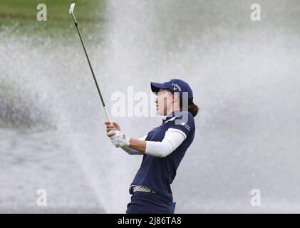 Clifton, USA. 13.. Mai 2022. Carlota Ciganda aus Spanien trifft in der zweiten Runde des LPGA Cognizant Founders Cup im Upper Montclair Country Club in Clifton, NJ, am Freitag, den 13. Mai 2022, einen Pitch-Shot auf die 9. Green. Foto von John Angelillo/UPI Credit: UPI/Alamy Live News Stockfoto