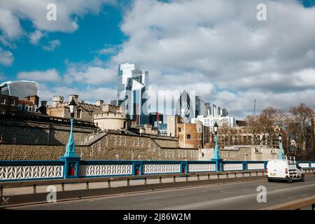 Die Wolkenkratzer der City of London mit dem Tower of London im Vordergrund, aufgenommen von der Tower Bridge Road Stockfoto