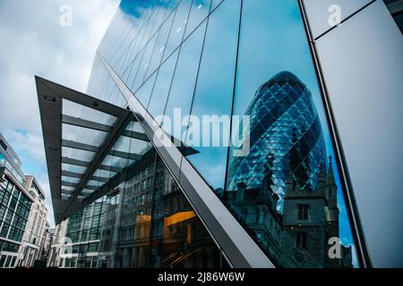 30 St Mary Axe (The Gherkin) Reflexion auf 52-54 Lime Street (The Scalpel), London Stockfoto