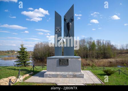 SKIRINO, RUSSLAND - 07. MAI 2022: Fragment eines Denkmals zur Erinnerung an die Schlacht von Shelon im Jahr 1471. Region Nowgorod, Russland Stockfoto