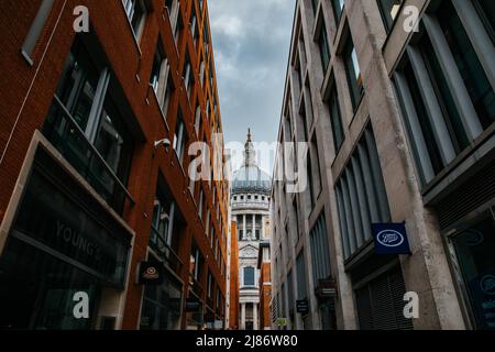 St Paul's Cathedral aus der Queens Head Passage, London Stockfoto