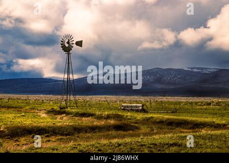 Das Bild zeigt meinen liebsten alten Aermotor in Lassen County, Kalifornien, USA, an einem späten Frühlingsnachmittag während einiger sehr unruhigen Wetterbedingungen. Stockfoto