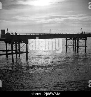 1950s, historisch, abends, Blick auf den Margate Pier, Kent, England, Großbritannien. Auch bekannt als Margate Steg, wurde es 1855 gebaut, mit Erweiterungen zwischen 1875 und 1878 hinzugefügt. Hundert Jahre später, im Jahr 1978, wurde es durch einen Sturm zerstört. Stockfoto