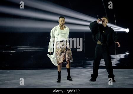 Turin, Italien. 13.. Mai 2022. 2022-05-13 14:10:15 TURIN - Mahmood und Blanco aus Italien während der Generalprobe des Finales des Eurovision Song Contest. ANP SANDER KING netherlands Out - belgium Out Credit: ANP/Alamy Live News Stockfoto