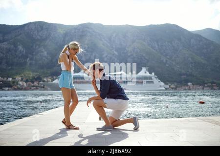 Mädchen sagte ja. Junger Mann Vorschlag sein Mädchen im Urlaub Stockfoto