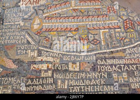 6. Jahrhundert alte Madaba Mosaikkarte mit Jerusalem im Boden der frühen byzantinischen Kirche, jetzt griechisch-orthodoxe Basilika Sankt Georg, Jordanien, Mittlerer Osten Stockfoto