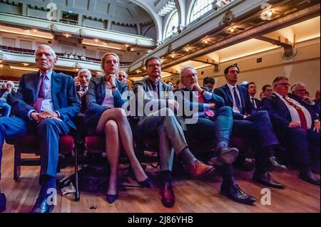 Nijmegen, Niederlande. 12.. Mai 2022. Man sieht, wie man die Rede des Vizepräsidenten der Europäischen Kommission, Frans Timmermans, hört. Die "Verträge von Nijmegen-Medaille" ist ein halbjährlicher Preis, der an eine internationale Schlüsselfigur oder eine Organisation verliehen wird, die einen besonderen Beitrag in Politik, Wissenschaft, Wirtschaft oder Kultur zur Entwicklung und Position Europas oder zum europäischen Frieden geleistet hat. In diesem Jahr erhielt Frans Timmermans die Auszeichnung für sein Engagement für Frieden und Zusammenarbeit in Europa. Frans Timmermans ist ein entschiedener Befürworter der Rechtsstaatlichkeit und hat sich jahrelang für die im eingesetzt Stockfoto