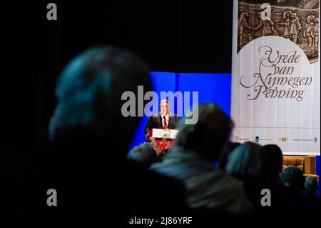 Der Bürgermeister von Nijmegen, Hubert Bruls, wird auf der Bühne eine Rede halten sehen. Die "Verträge von Nijmegen-Medaille" ist ein halbjährlicher Preis, der an eine internationale Schlüsselfigur oder eine Organisation verliehen wird, die einen besonderen Beitrag in Politik, Wissenschaft, Wirtschaft oder Kultur zur Entwicklung und Position Europas oder zum europäischen Frieden geleistet hat. In diesem Jahr erhielt Frans Timmermans die Auszeichnung für sein Engagement für Frieden und Zusammenarbeit in Europa. Frans Timmermans ist ein entschiedener Befürworter der Rechtsstaatlichkeit und hat sich jahrelang für die Bedeutung der internationalen Zusammenarbeit und die Rolle internationaler Institutionen in eingesetzt Stockfoto