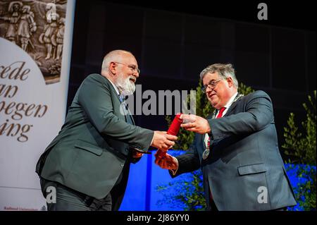 Der Bürgermeister von Nijmegen, Hubert Bruls (R), wird den Preis an den Vizepräsidenten der Europäischen Kommission, Frans Timmermans (L), überreicht. Die "Verträge von Nijmegen-Medaille" ist ein halbjährlicher Preis, der an eine internationale Schlüsselfigur oder eine Organisation verliehen wird, die einen besonderen Beitrag in Politik, Wissenschaft, Wirtschaft oder Kultur zur Entwicklung und Position Europas oder zum europäischen Frieden geleistet hat. In diesem Jahr erhielt Frans Timmermans die Auszeichnung für sein Engagement für Frieden und Zusammenarbeit in Europa. Frans Timmermans ist ein überzeugender Befürworter der Rechtsstaatlichkeit und hat sich jahrelang für die Bedeutung von Internationa eingesetzt Stockfoto