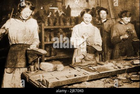 Women at war, WWI - Frauen, die als Schuster / Schuhmacher in der Schuhreparaturfabrik RACD, (Royal Army Clothing Department) Old Kent Road, London, Stockfoto