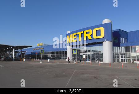METRO Cash und Carry Center. METRO CC Großhandelsgeschäft am Prospekt Mira, 211. Außenansicht DES METRO CC-Geschäfts. Cash and Carry-Geschäft. Offline-Einzelhandel. Stockfoto