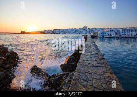 Der Kai des Dorfes Naousa in Paros, Kykladen, Griechenland Stockfoto