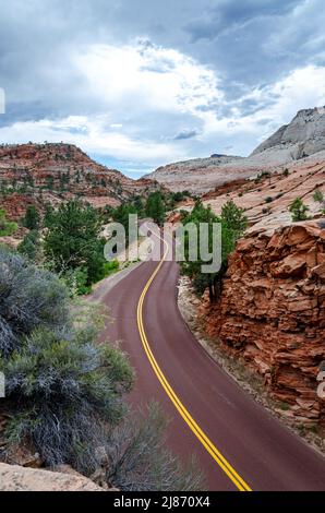 Kurvige Straße durch die Wüstenberge im Zion Canyon in den USA Stockfoto